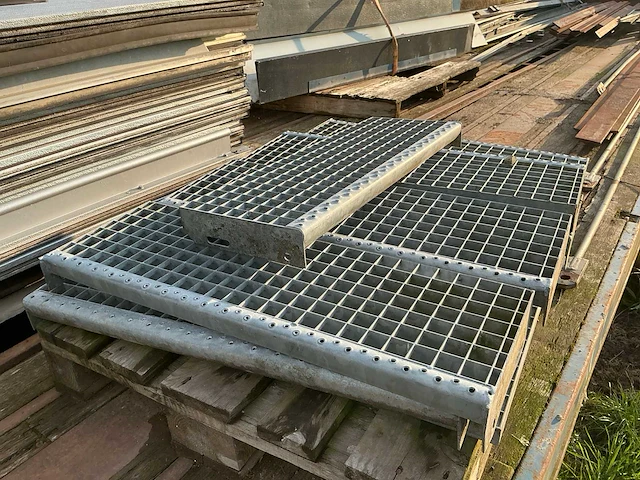 2x stalen trap. - afbeelding 2 van  10