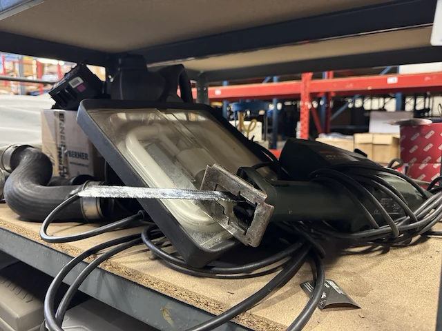 2x stelling met inhoud auto accessoires, onderdelen en gereedschap w.o. bosch, ruville, volkswagen, ferm - afbeelding 4 van  25