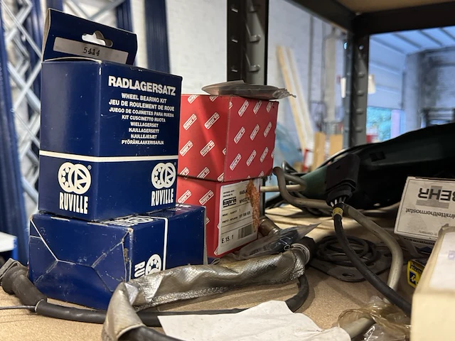 2x stelling met inhoud auto accessoires, onderdelen en gereedschap w.o. bosch, ruville, volkswagen, ferm - afbeelding 10 van  25