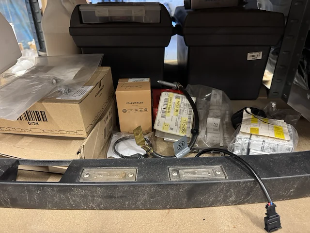 2x stelling met inhoud auto accessoires, onderdelen en gereedschap w.o. bosch, ruville, volkswagen, ferm - afbeelding 13 van  25