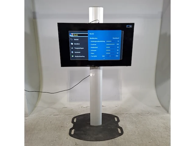 2x televisie op standaard , samsung, ue46f5000aw - afbeelding 1 van  10