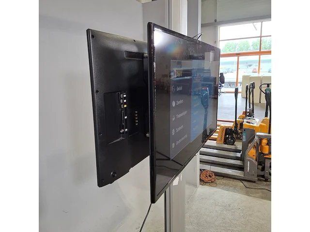 2x televisie op standaard , samsung, ue46f5000aw - afbeelding 7 van  10