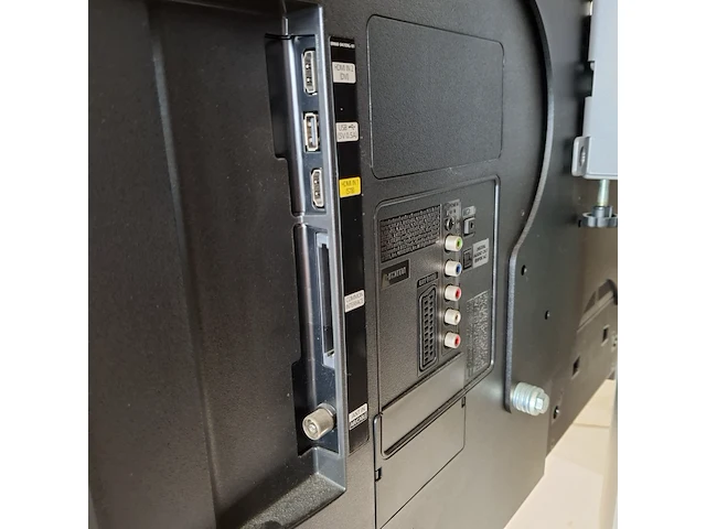 2x televisie op standaard , samsung, ue46f5000aw - afbeelding 9 van  10