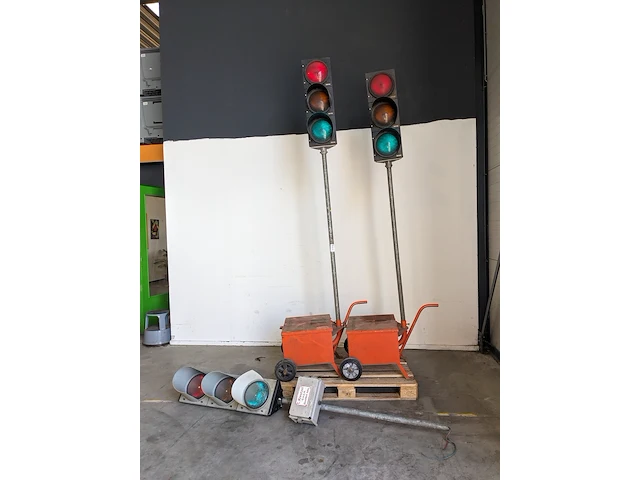 2x tijdelijke verkeersregelinstallatie - afbeelding 1 van  12