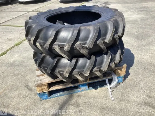 2x tractorbanden nieuw bridgestone, 13.6 x 28, zwart - afbeelding 1 van  4