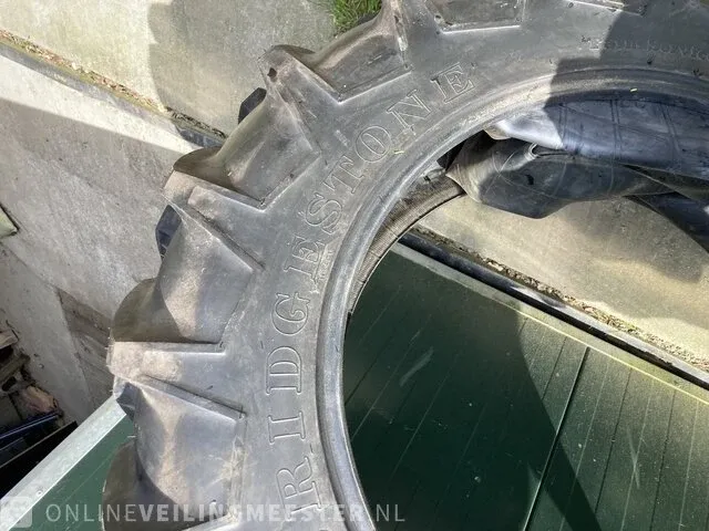 2x tractorbanden nieuw bridgestone, 13.6 x 28, zwart - afbeelding 3 van  4