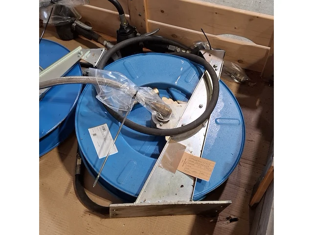 2x vetspuit op haspel - afbeelding 3 van  8
