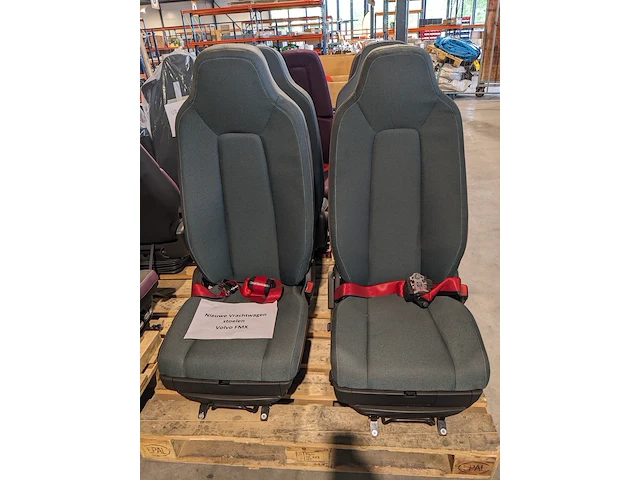 2x vrachtwagenstoel voor o.a.volvo fmx - afbeelding 1 van  6