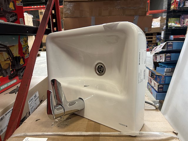 2x wastafel met kraan, 1x douchebak w.o. geberit - afbeelding 1 van  5