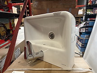 2x wastafel met kraan, 1x douchebak w.o. geberit - afbeelding 1 van  5