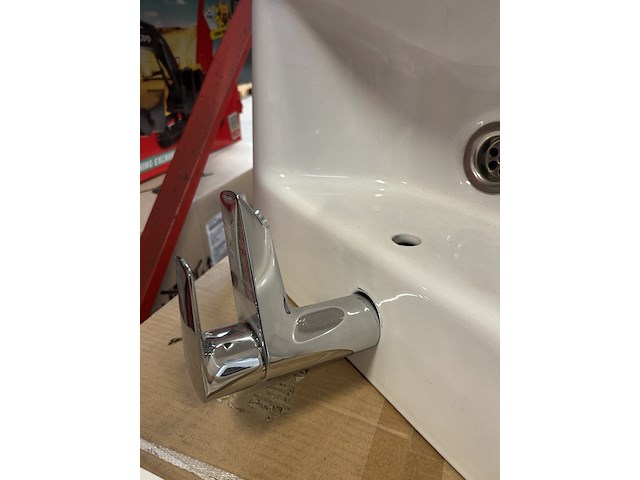 2x wastafel met kraan, 1x douchebak w.o. geberit - afbeelding 3 van  5