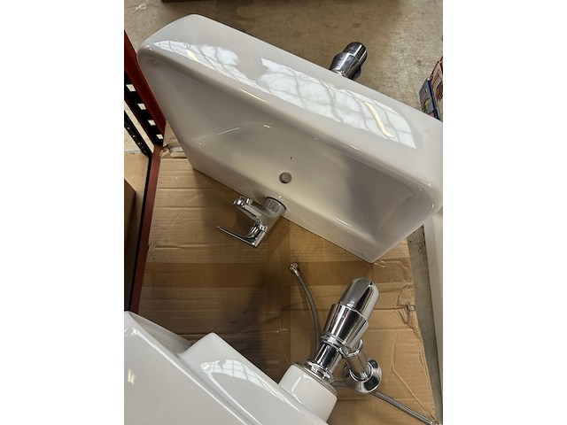2x wastafel met kraan, 1x douchebak w.o. geberit - afbeelding 5 van  5