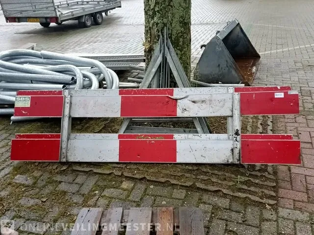2x weg afzetting, breedte ca. 250 cm - afbeelding 1 van  4