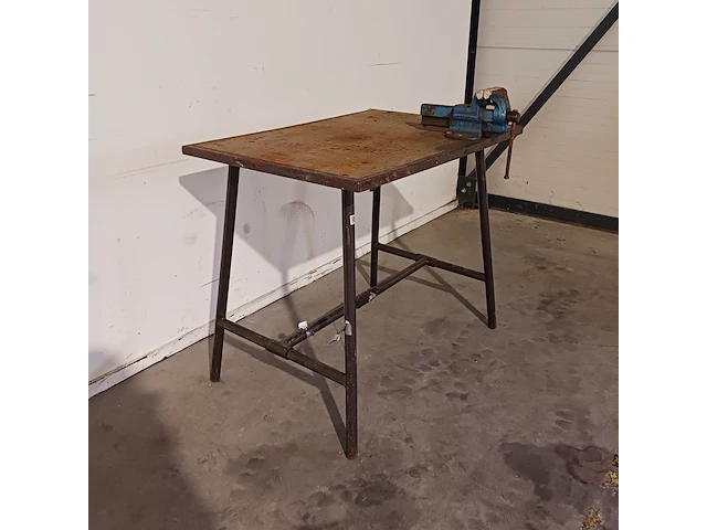 2x werktafel met bankschroef - afbeelding 1 van  12