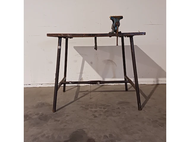 2x werktafel met bankschroef - afbeelding 5 van  12