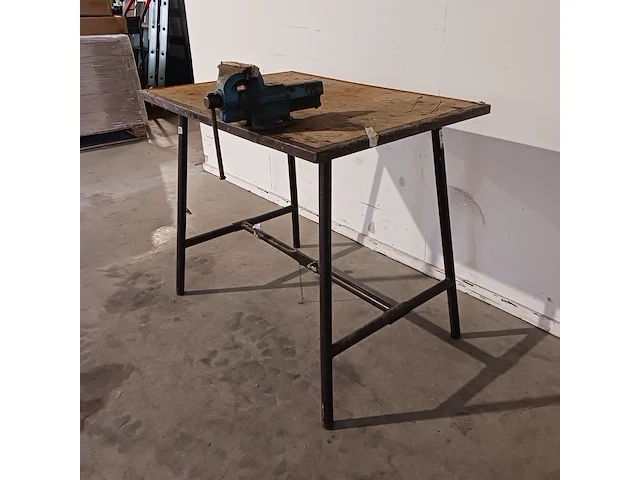 2x werktafel met bankschroef - afbeelding 9 van  12