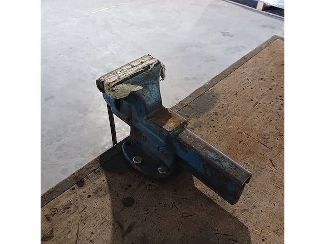 2x werktafel met bankschroef - afbeelding 12 van  12
