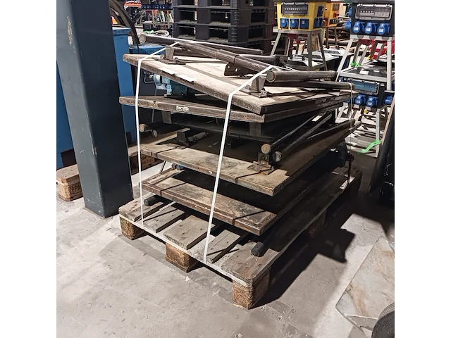 2x werktafel met bankschroef - afbeelding 5 van  5