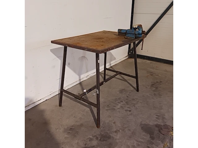 2x werktafel met bankschroef - afbeelding 1 van  5