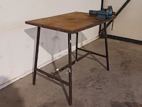 2x werktafel met bankschroef - afbeelding 1 van  5