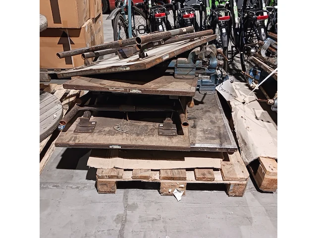 2x werktafel met bankschroef - afbeelding 5 van  5