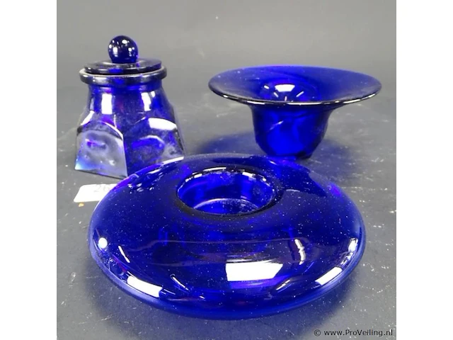 3 blauwglazen voorwerpen - afbeelding 1 van  5
