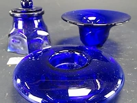 3 blauwglazen voorwerpen - afbeelding 1 van  5