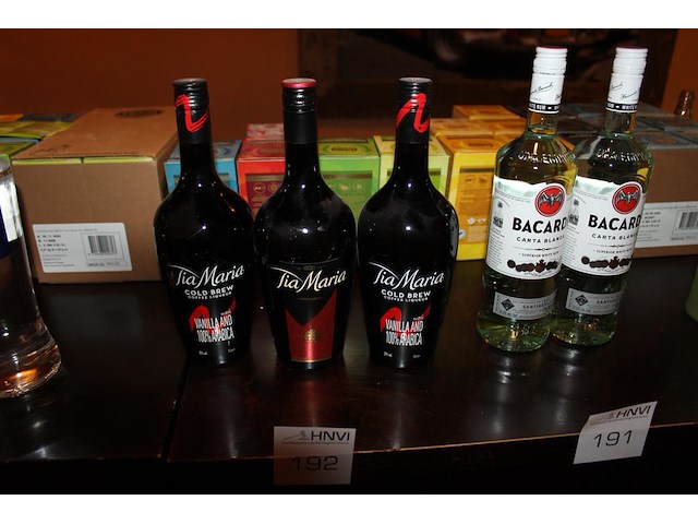 3 flessen tia maria in twee uitvoeringen. - afbeelding 1 van  2