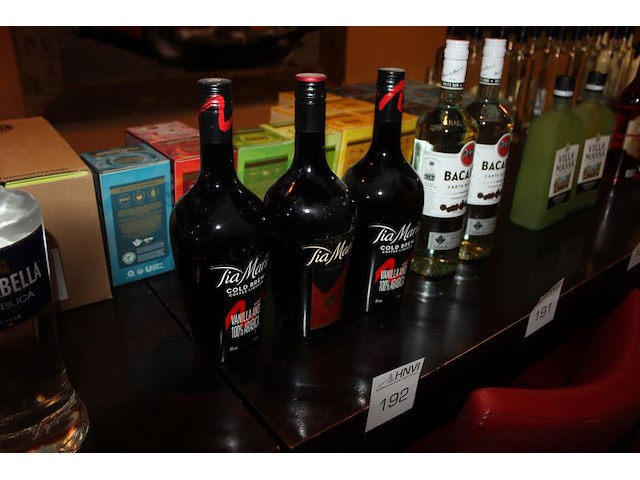 3 flessen tia maria in twee uitvoeringen. - afbeelding 2 van  2