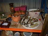 3 juwelenkistjes, muurbeslag voor gordijnen, 4 sierborden, quarts klok - afbeelding 1 van  11