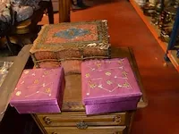 3 juwelenkistjes, muurbeslag voor gordijnen, 4 sierborden, quarts klok - afbeelding 4 van  11