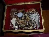 3 juwelenkistjes, muurbeslag voor gordijnen, 4 sierborden, quarts klok - afbeelding 5 van  11