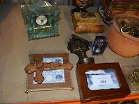 3 juwelenkistjes, muurbeslag voor gordijnen, 4 sierborden, quarts klok - afbeelding 7 van  11
