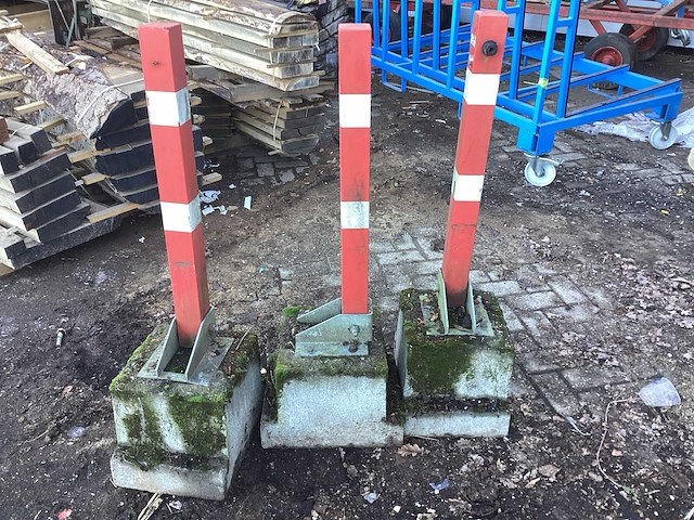 3 keer paal met betonnen voet voor parkeerplaatsen. - afbeelding 1 van  3