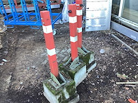 3 keer paal met betonnen voet voor parkeerplaatsen. - afbeelding 2 van  3