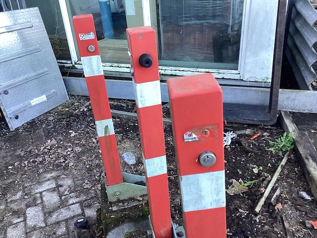 3 keer paal met betonnen voet voor parkeerplaatsen. - afbeelding 3 van  3