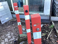 3 keer paal met betonnen voet voor parkeerplaatsen. - afbeelding 3 van  3
