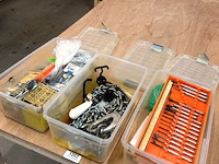 3 opbergboxen met ijzerwaren, gereedschap, e.d.