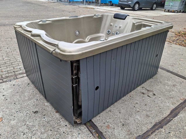 3 persoons jacuzzi en buitenspa - afbeelding 9 van  28