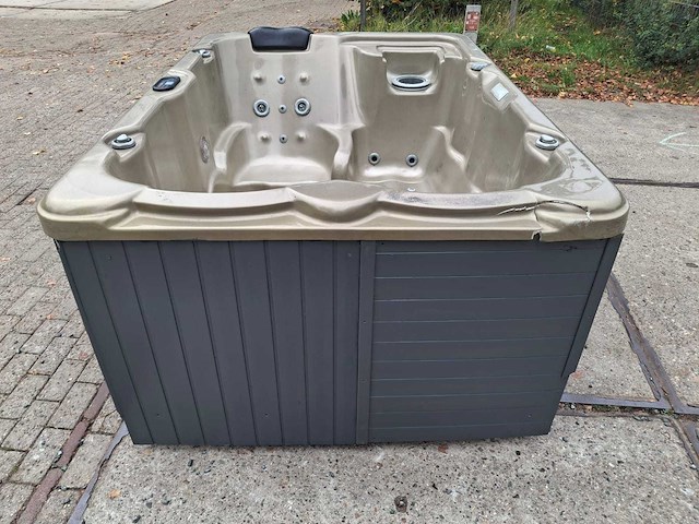 3 persoons jacuzzi en buitenspa - afbeelding 14 van  28