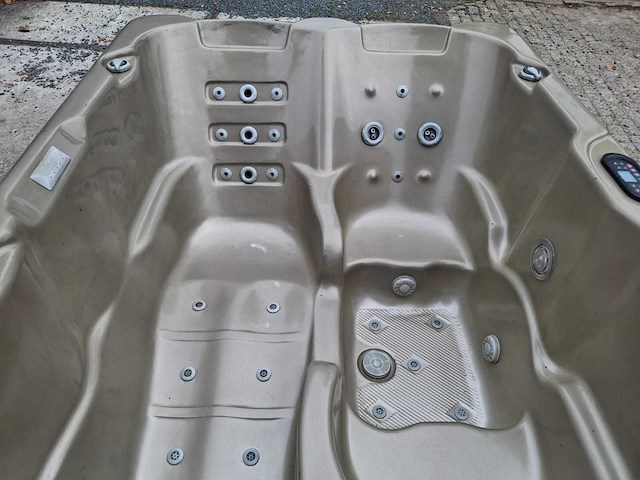 3 persoons jacuzzi en buitenspa - afbeelding 28 van  28