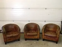 3 zachtlederen fauteuils op houten poten