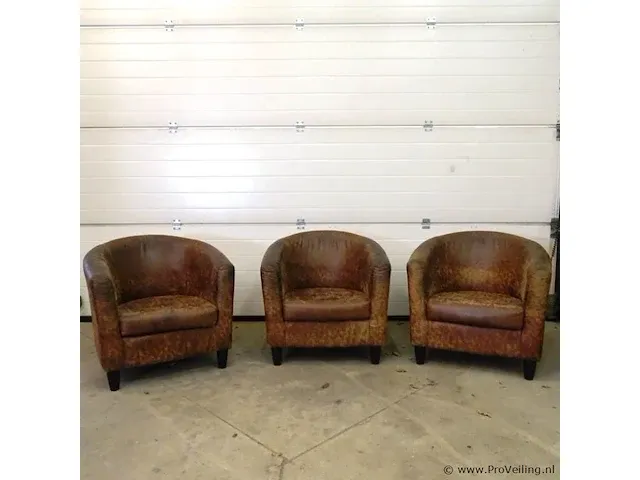 3 zachtlederen fauteuils op houten poten - afbeelding 2 van  5