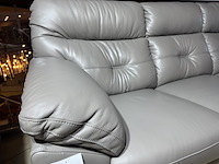 3-zits bank, grijs leer, houten poten - afbeelding 3 van  4