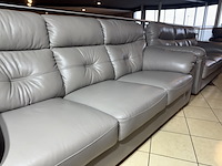 3-zits bank, grijs leer, houten poten - afbeelding 4 van  4