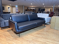 3-zits design bank, zwart leer, zwart metalen poten - afbeelding 2 van  5