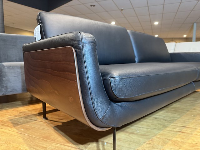 3-zits design bank, zwart leer, zwart metalen poten - afbeelding 3 van  5