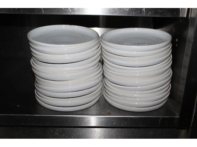 30 borden met doorsnede 22 cm. - afbeelding 1 van  3