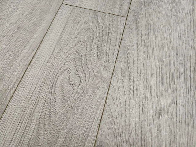 30 m2 laminaat plank - 640 x 143 x 12 mm - afbeelding 1 van  3