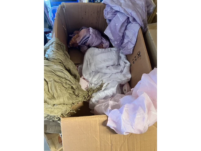 30 plus 10 shawls retour uit verkoop totaal dus 40 shawls - afbeelding 6 van  9